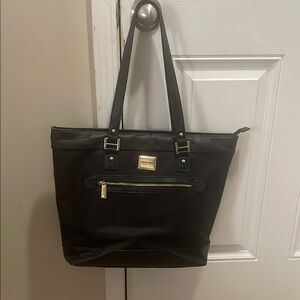 Chic Black Leather Tote with Spacious Interior and Durable Straps